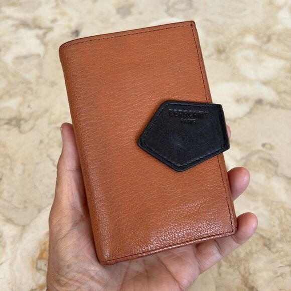 Beracamy Paris Leather Mid-Size Tri-Fold Wallet - Picture 3 of 9